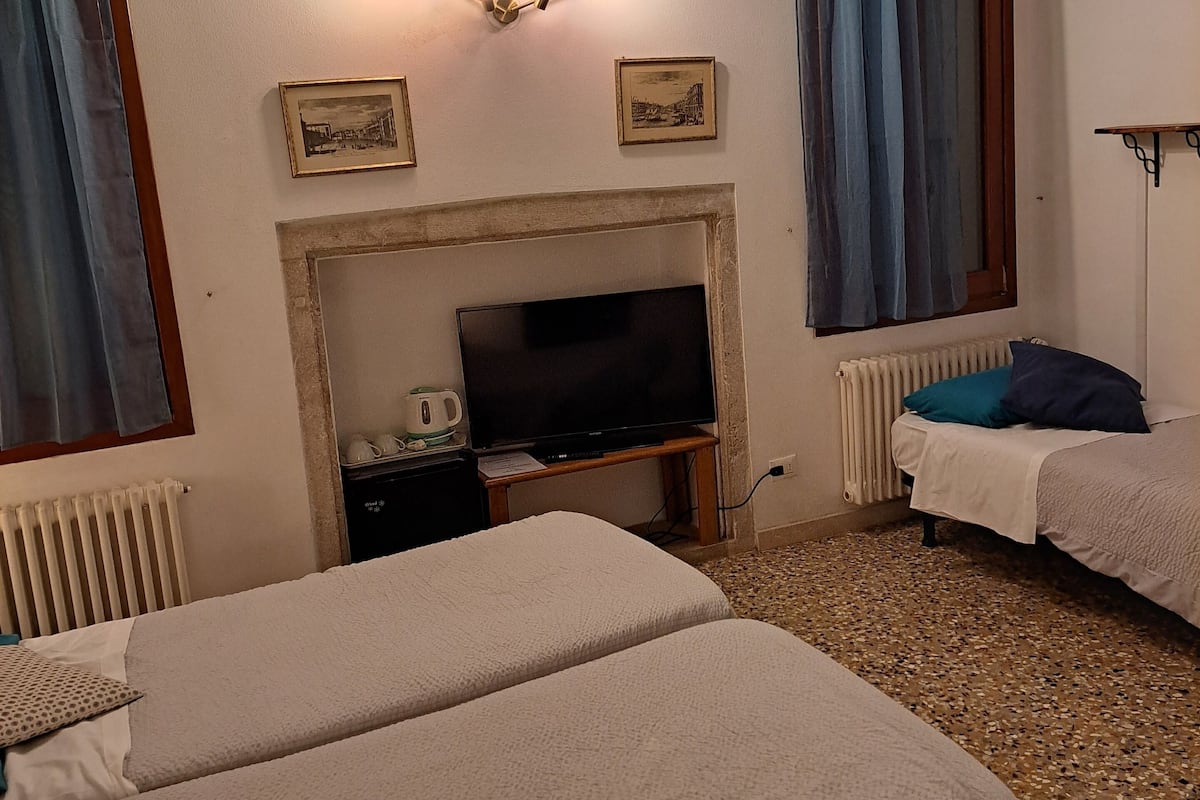 Classic Triple Room, Annex Building | In-room safe, WiFi (free), bed sheets