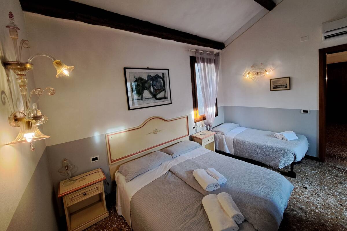 Triple Room | In-room safe, WiFi (free), bed sheets