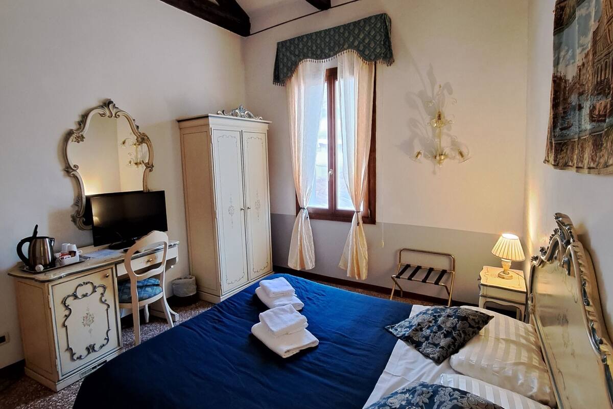 Quadruple Room | In-room safe, WiFi (free), bed sheets
