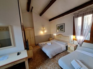 Habitació triple | Caixa forta a l'habitació, wifi gratuïta i roba de llit 