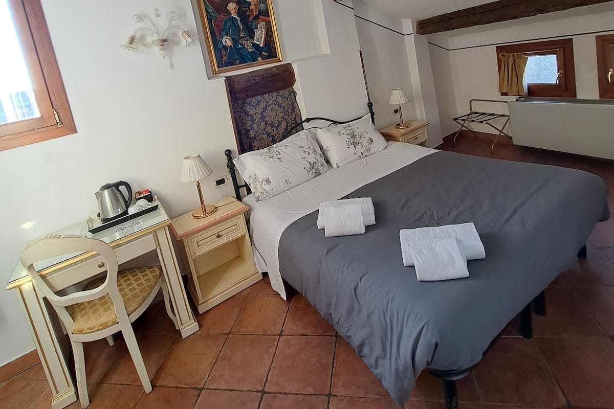 Standard Double Room | In-room safe, WiFi (free), bed sheets