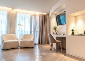 Junior suite (Privilege) | Donzen dekbedden, een minibar, een kluis op de kamer, een bureau