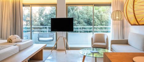 Junior Suite, Annex Building (Selection Club) | Down comforters, minibar, in-room safe, desk