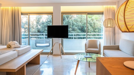 Cubrecamas, minibar, caja de seguridad en la habitación y escritorio