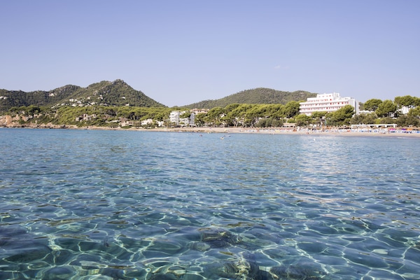 Beach nearby, white sand, 2 beach bars