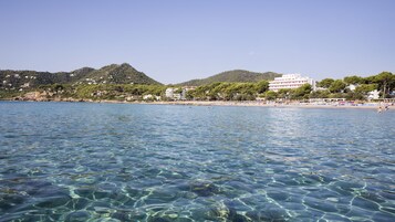 Una playa cerca, arena blanca, 2 bares en la playa