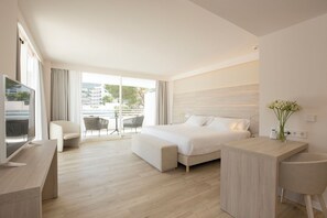Suite | Donzen dekbedden, een minibar, een kluis op de kamer, een bureau