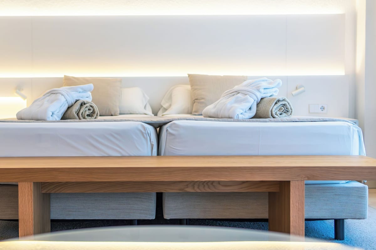 Suite junior, en edificio contiguo (Selection Club) | Edredón, minibar, caja de seguridad en la habitación y escritorio