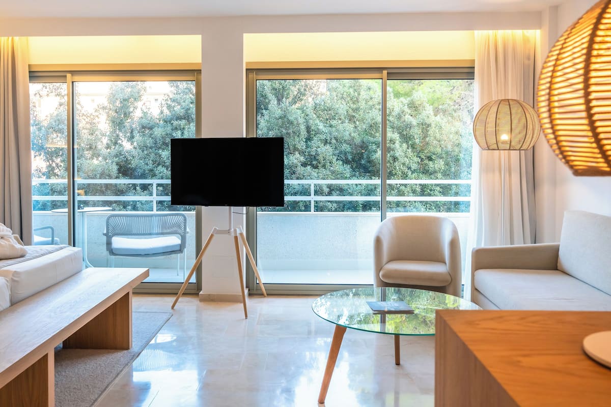 Edredón, minibar, caja de seguridad en la habitación y escritorio