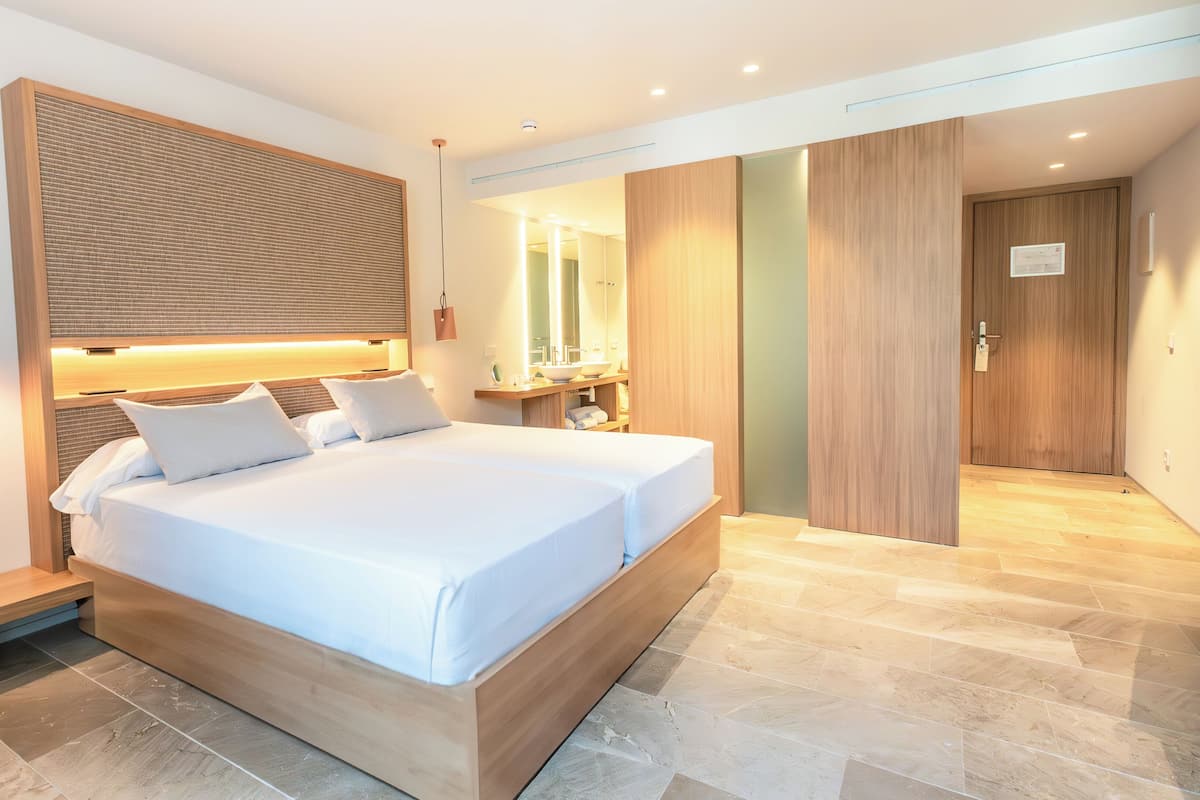 Edredón, minibar, caja de seguridad en la habitación y escritorio