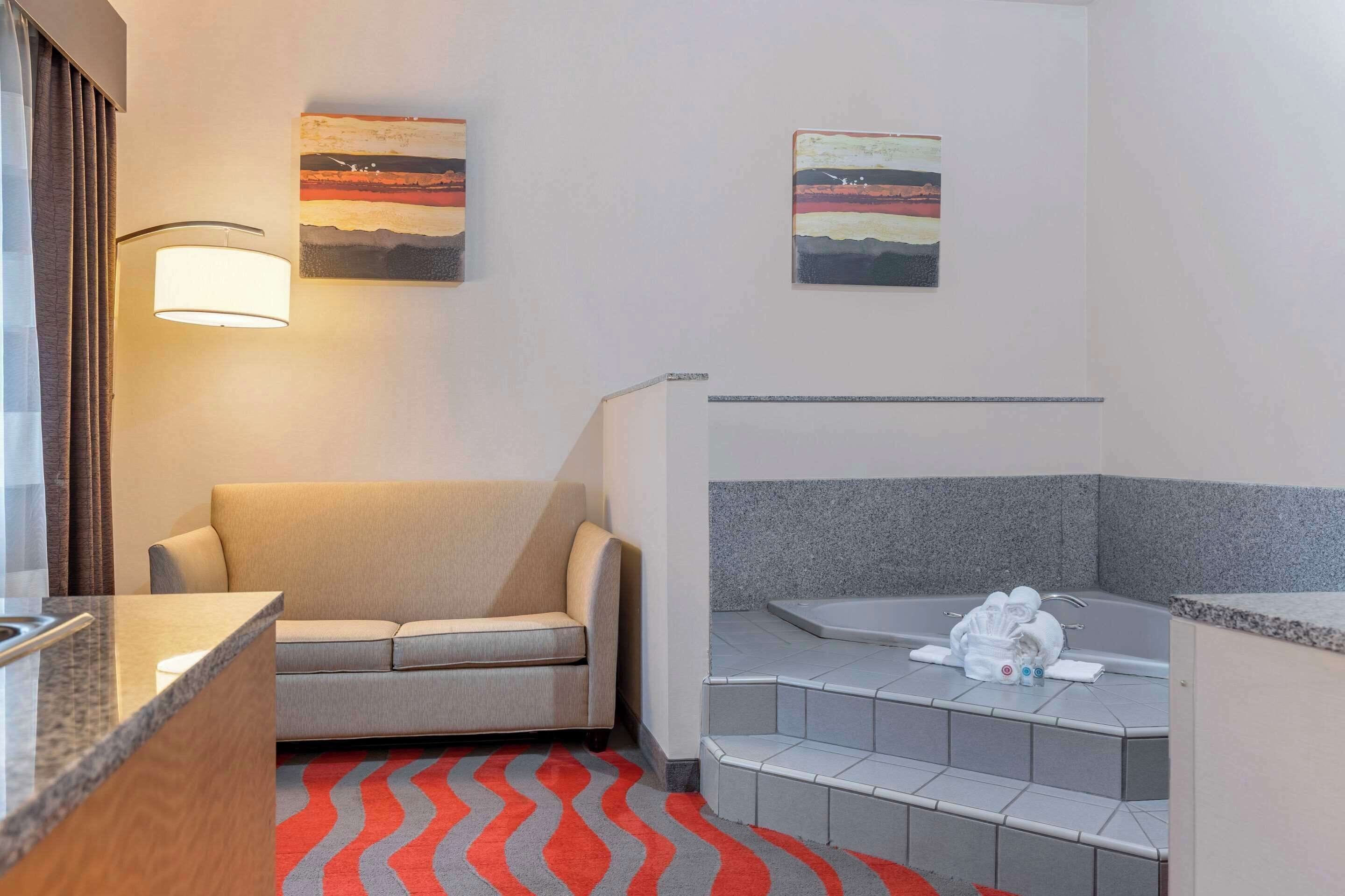 suite, 1 king bed, non smoking, jetted tub | 1 bedroom, individually decorated, individually furnished, desk