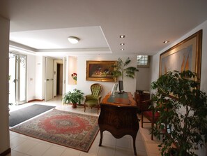 Lobby sitting area - Hotel Residence Villa Tassoni (Rome)