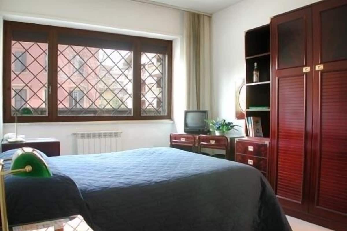 Ropa de cama hipoalergénica y caja de seguridad en la habitación