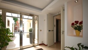 Interior entrance - Hotel Residence Villa Tassoni (Rome)