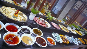 Un buffet proposant une variété de plats et d’accompagnements.