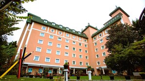 Un hôtel à plusieurs étages, doté d’une façade symétrique, de grandes fenêtres et d’une entrée centrale.
