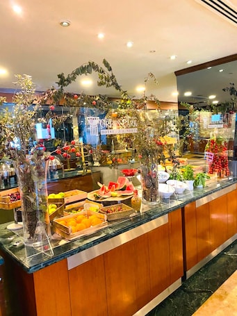 Café da manhã com buffet todos os dias mediante uma taxa. The Green Park Bostancı