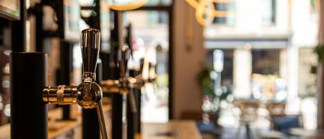Una fila de grifos de cerveza en un bar.