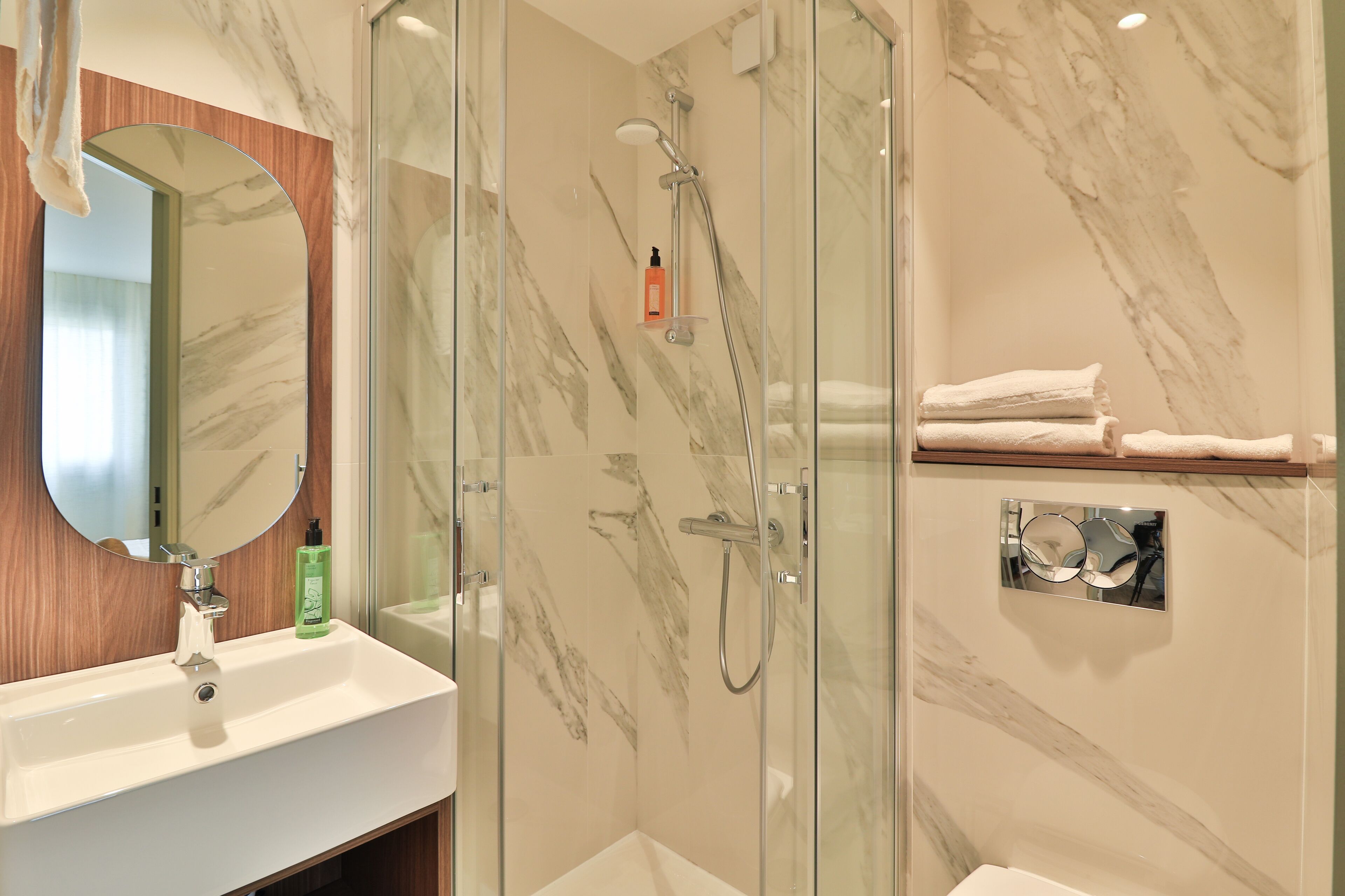 shower, free toiletries, hair dryer, towels