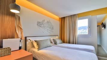 Habitación estándar con 2 camas individuales | Ropa de cama de alta calidad, decoración individual, escritorio