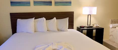 Superior Room, 1 King Bed, Jetted Tub | Hypo-allergenic bedding, pillowtop beds, desk, blackout drapes