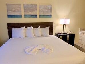 高级房, 1 张特大床, 按摩浴缸 | 防过敏的被褥、加厚床垫、办公桌、遮光窗帘