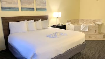 Quarto superior, 1 cama King, banheira de hidromassagem | Roupas de cama antialérgicas, camas com colchões pillow-top