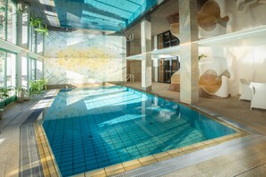 Indoor pool, outdoor pool, open 7:00 AM to 8:00 PM, pool umbrellas - Hotel Praegant (Bad Kleinkirchheim)