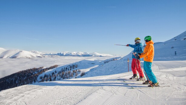 Une piste de ski enneigée avec des skieurs.