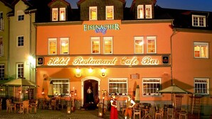 A hotel with a sign reading "Eisenacher Hof Hotel Restaurant Cafe Bar". - Lutherhotel Eisenacher Hof - Ringhotel (Eisenach)