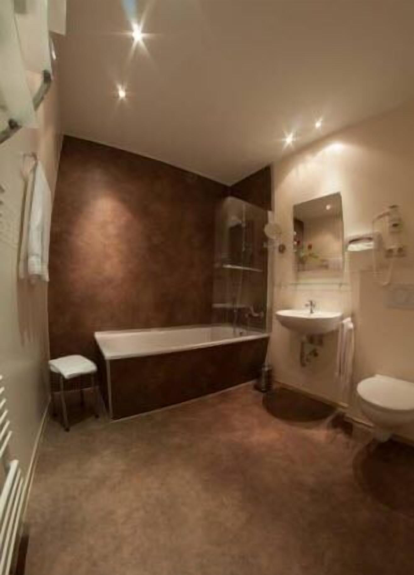 comfort double room | bathroom | free toiletries, hair dryer, towels