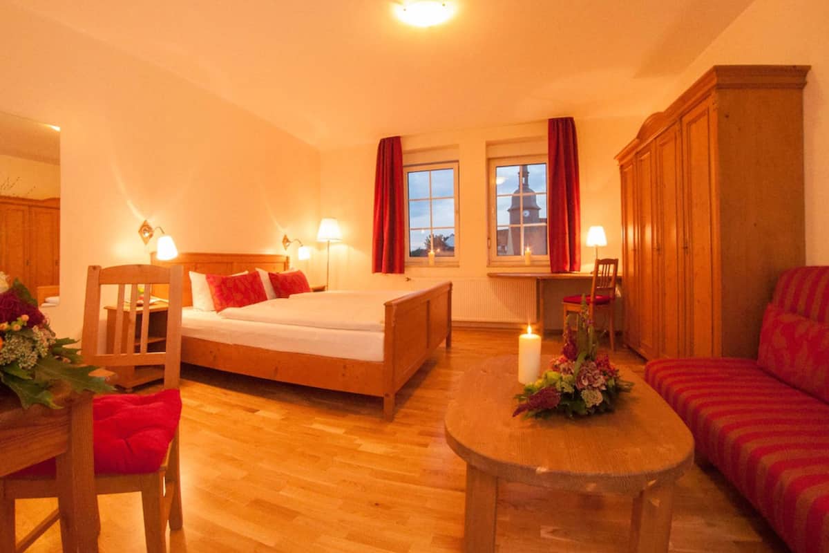 flat-screen tv, pay films