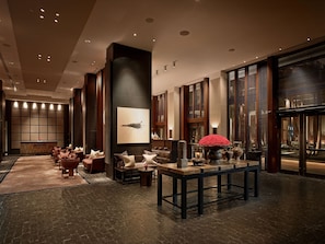 Lobby lounge