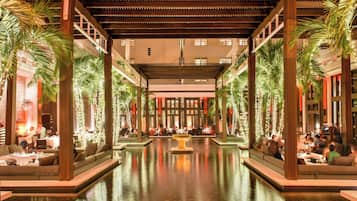 3 間餐廳,供應早餐、午餐和晚餐,亞洲料理
