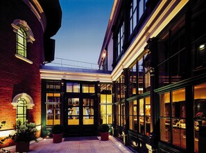 Front of property – evening/night - Hotel Süllberg Karlheinz Hauser (Hamburg)