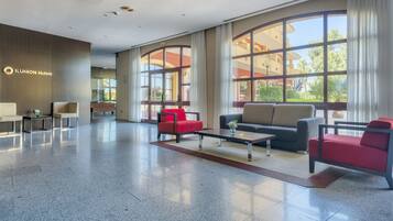 Coin salon dans le hall