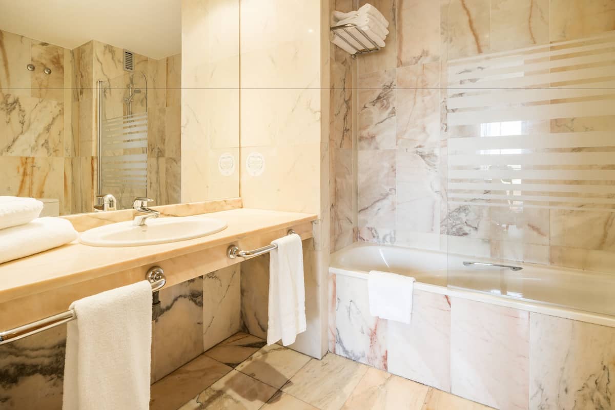 combined shower/bathtub, eco-friendly toiletries, hair dryer, bidet