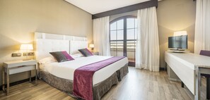 Familienzimmer (2 Adults + 2 Children) | Minibar, Zimmersafe, Schreibtisch, laptopgeeigneter Arbeitsplatz