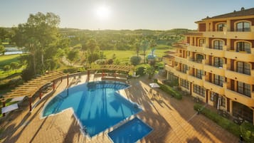 Una piscina al aire libre de temporada, sombrillas, tumbonas