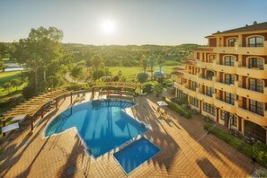Seasonal outdoor pool, pool umbrellas, sun loungers - Hotel ILUNION Golf Badajoz (Badajoz)