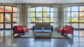 Coin salon dans le hall