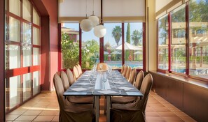 Breakfast, lunch, dinner served; pool views 