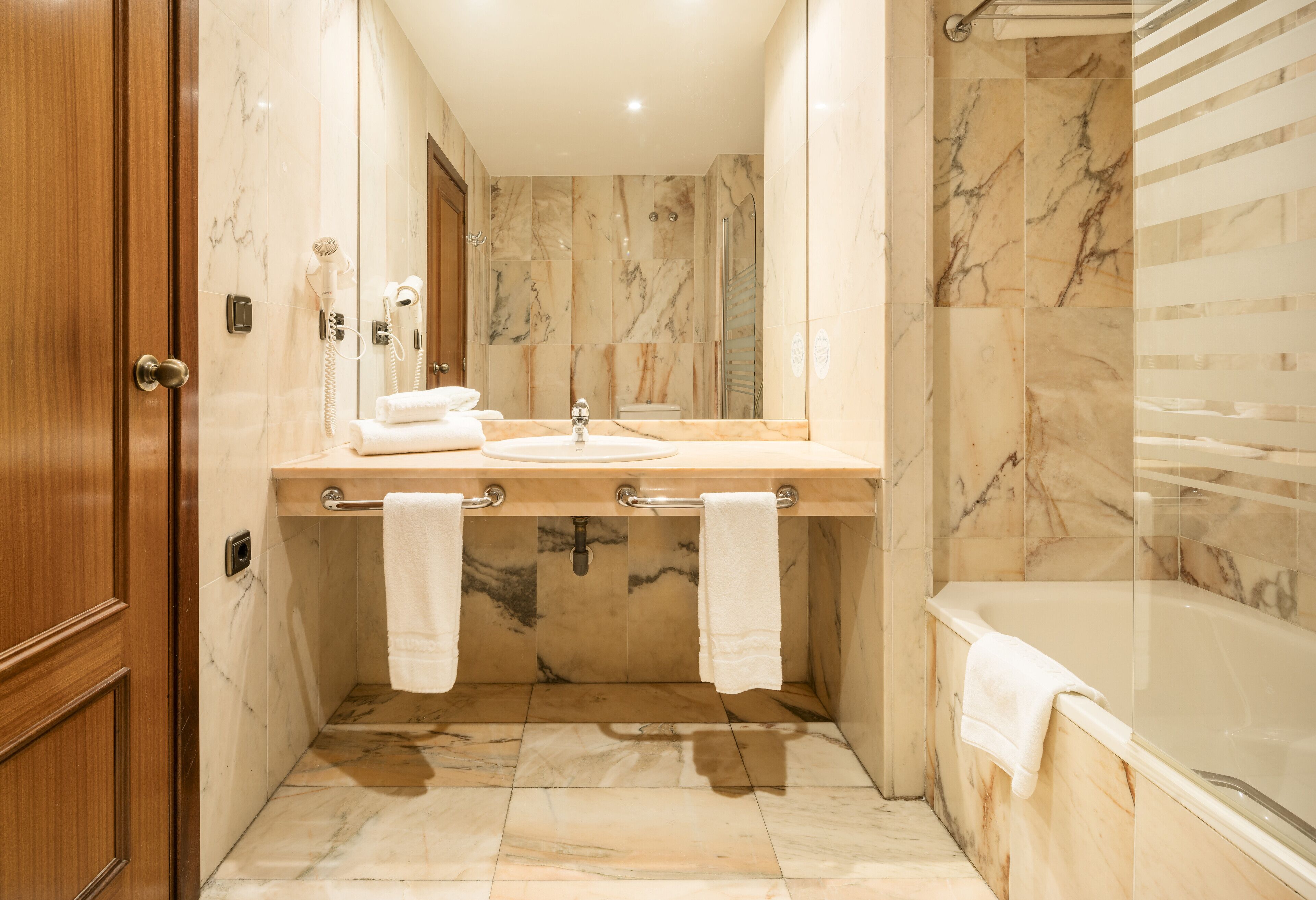 combined shower/bathtub, eco-friendly toiletries, hair dryer, bidet