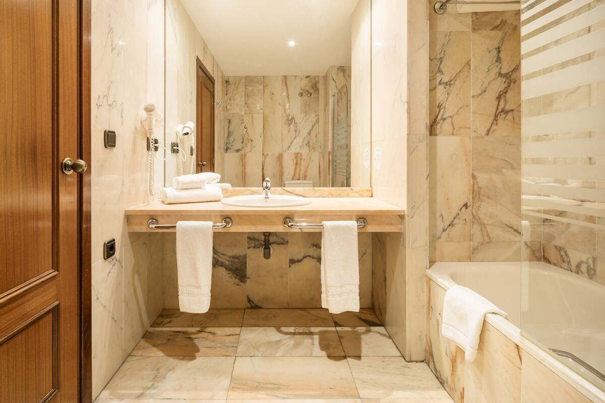 combined shower/bathtub, eco-friendly toiletries, hair dryer, bidet