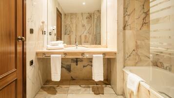 Combined shower/tub, eco-friendly toiletries, hair dryer, bidet