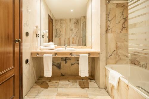 Duschwanne, umweltfreundliche Kosmetikartikel, Haartrockner, Bidet