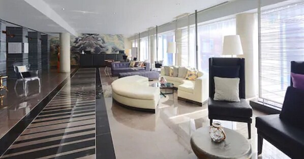 Lobby sitting area - HOTEL 10 (Montreal)