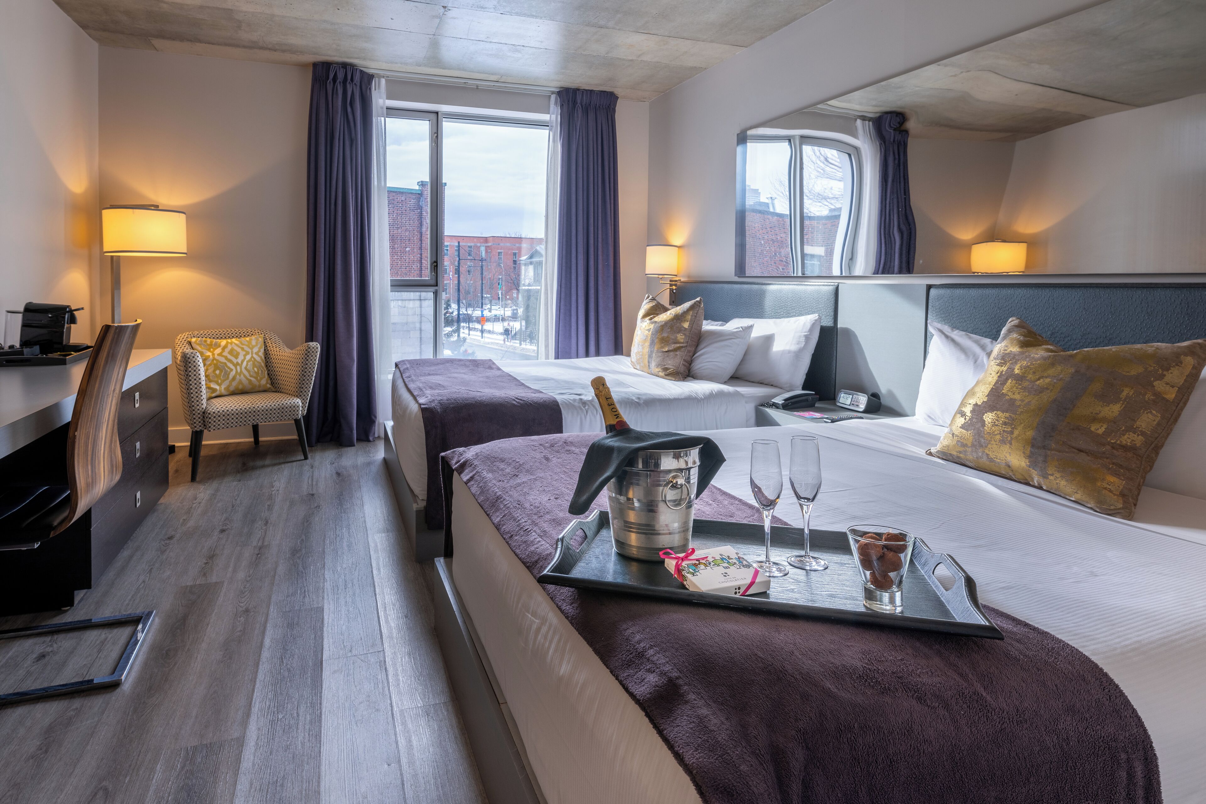 高級寝具、セーフティボックス (室内)、客室ごとに異なる装飾、デスク