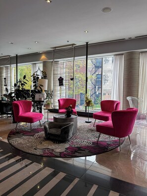 Lobby sitting area - HOTEL 10 (Montreal)