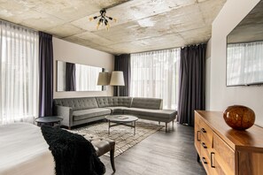 Executive Suite | Living area | 55-inch flat-screen TV with cable channels, TV, pay films - HOTEL 10 (Montreal)